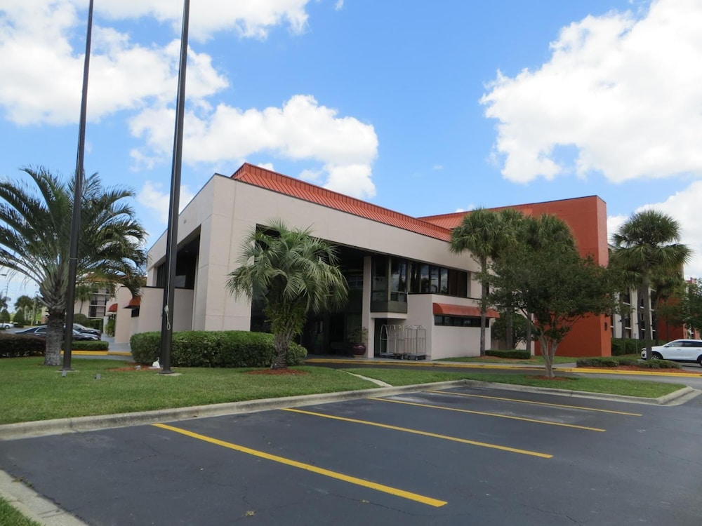 Grand Hotel Orlando at Universal Blvd - Shuttle to Theme Parks — Hotel building in Orlando, Florida