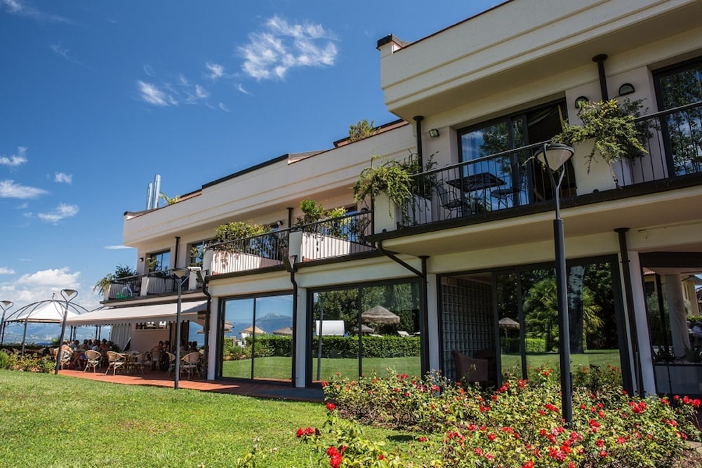 Yachting Hotel Mistral — Hotel building in Sirmione, Lombardy