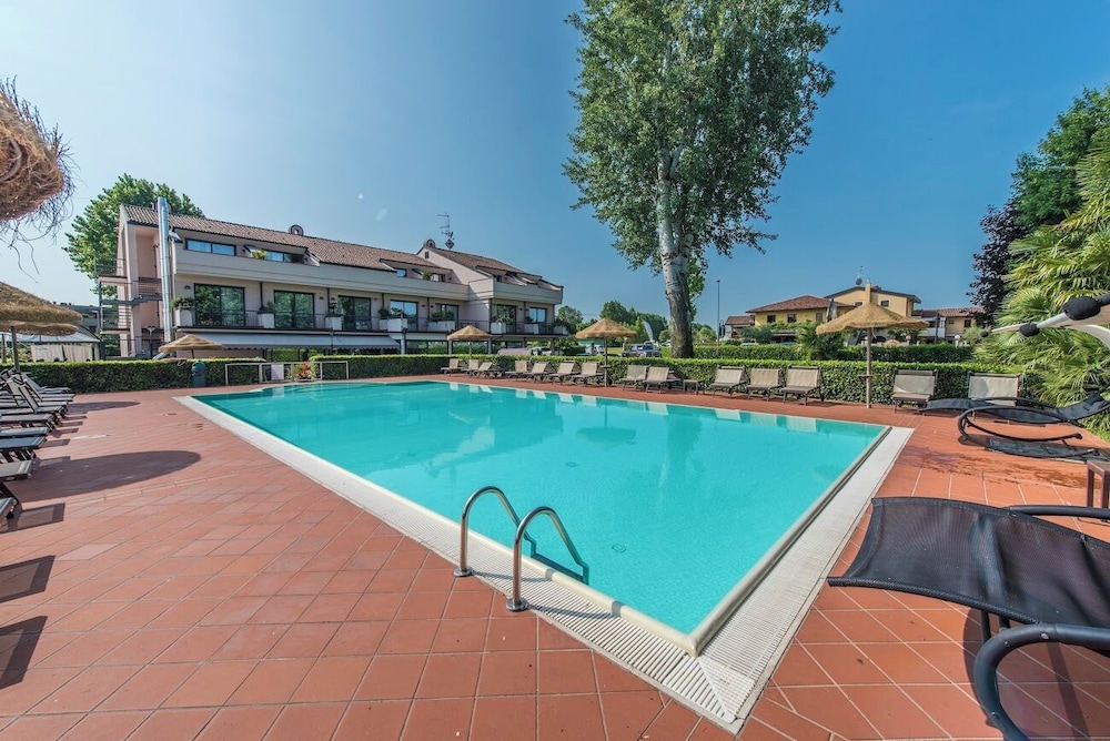Yachting Hotel Mistral — Swimming pool in Sirmione, Lombardy