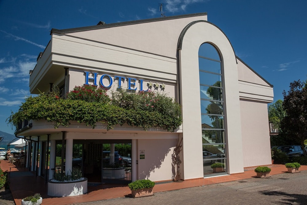Yachting Hotel Mistral — Hotel building in Sirmione, Lombardy