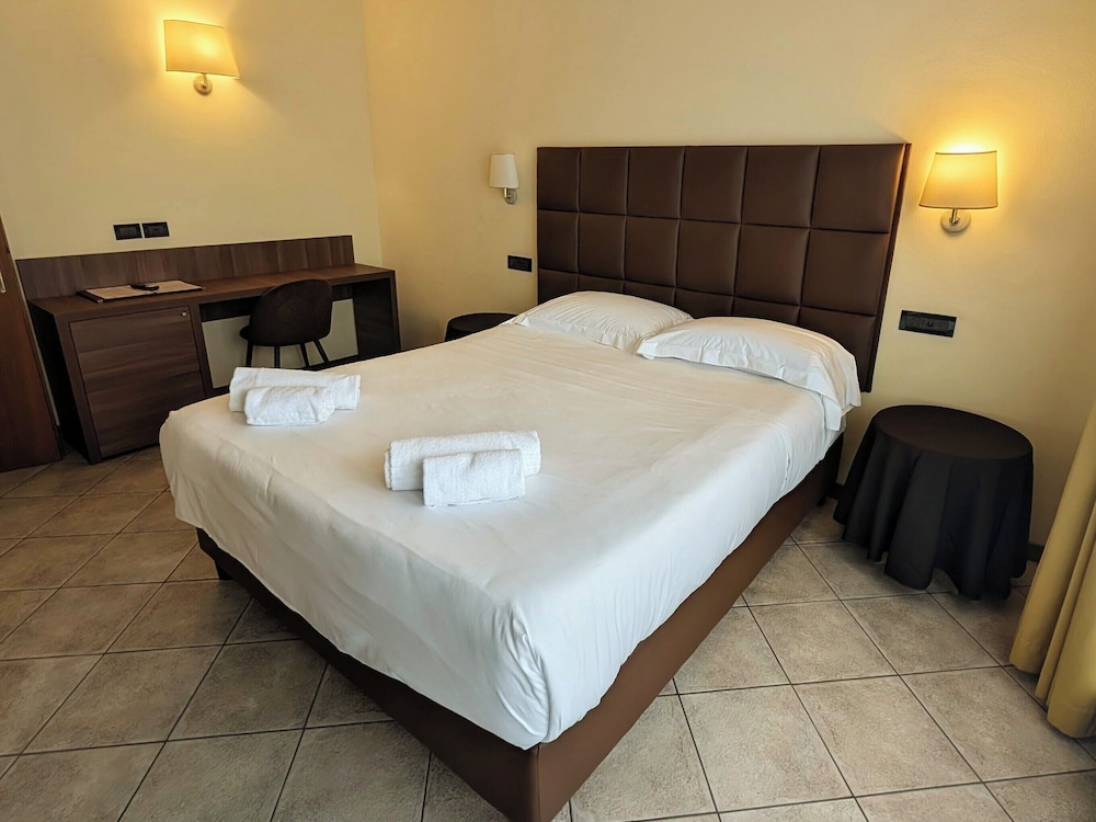 Yachting Hotel Mistral — Hotel rooms in Sirmione, Lombardy