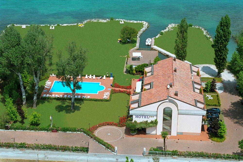 Yachting Hotel Mistral — Main photo in Sirmione, Lombardy