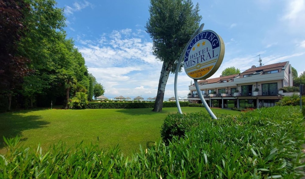 Yachting Hotel Mistral — Hotel building in Sirmione, Lombardy