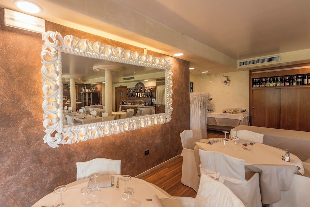 Yachting Hotel Mistral — Restaurant & bars in Sirmione, Lombardy
