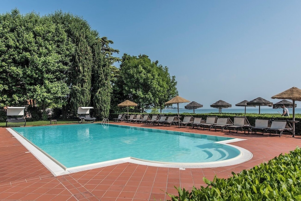 Yachting Hotel Mistral — Swimming pool in Sirmione, Lombardy