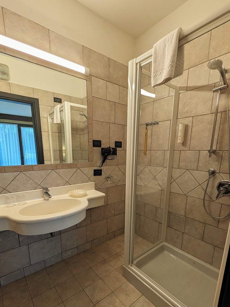 Yachting Hotel Mistral — Hotel rooms in Sirmione, Lombardy