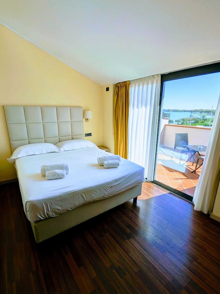 Yachting Hotel Mistral — Hotel rooms in Sirmione, Lombardy