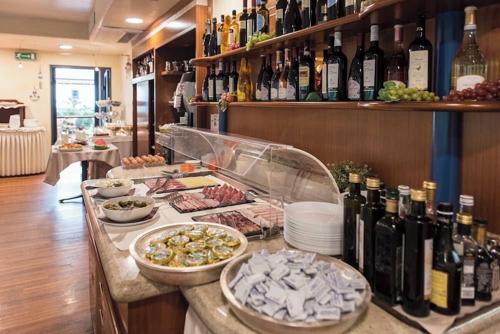 Yachting Hotel Mistral — Restaurant & bars in Sirmione, Lombardy