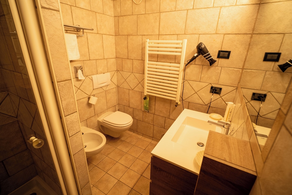 Yachting Hotel Mistral — Hotel rooms in Sirmione, Lombardy
