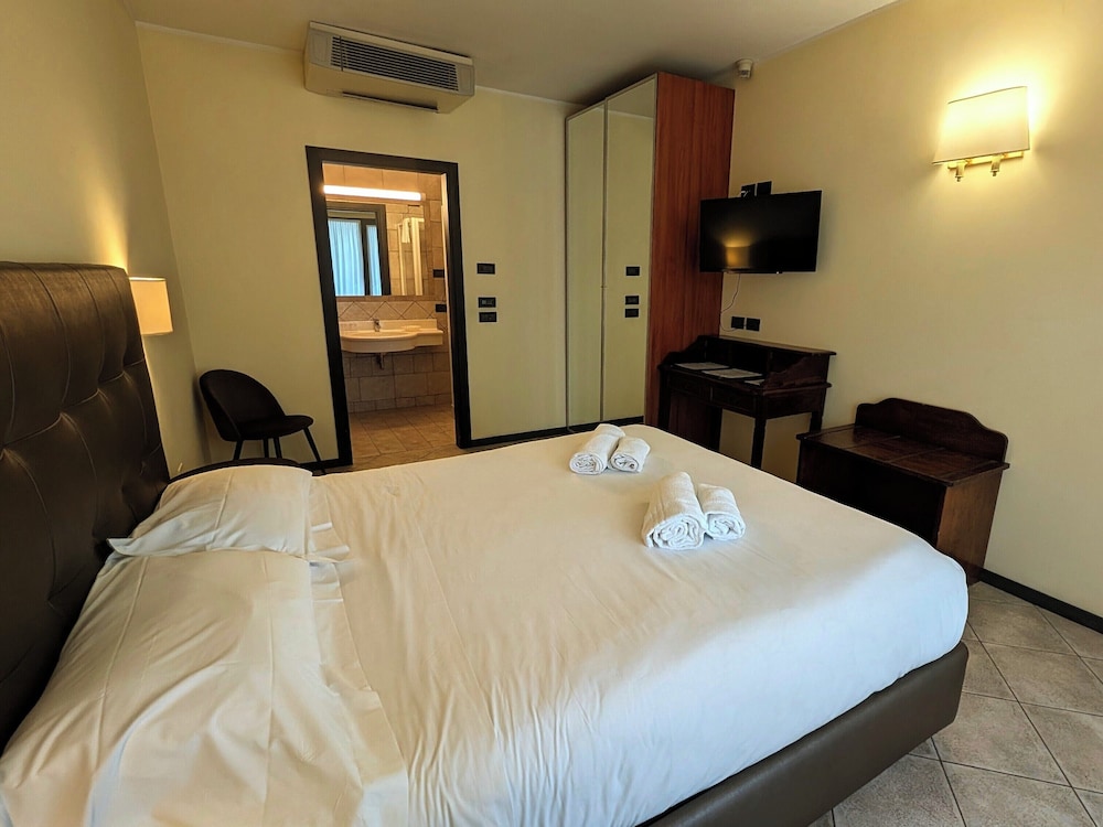 Yachting Hotel Mistral — Hotel rooms in Sirmione, Lombardy