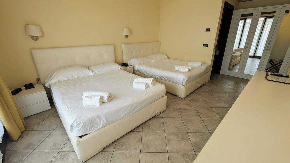 Yachting Hotel Mistral — Hotel rooms in Sirmione, Lombardy