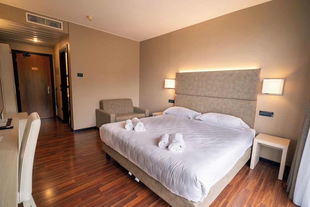 Yachting Hotel Mistral — Hotel rooms in Sirmione, Lombardy