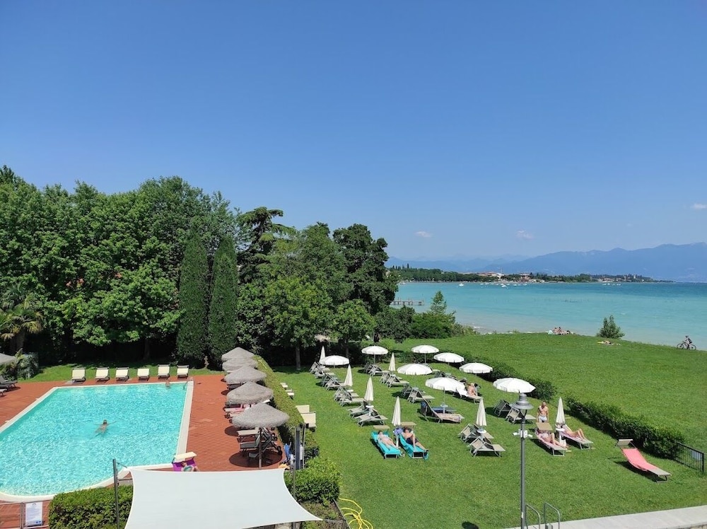 Yachting Hotel Mistral — Swimming pool in Sirmione, Lombardy