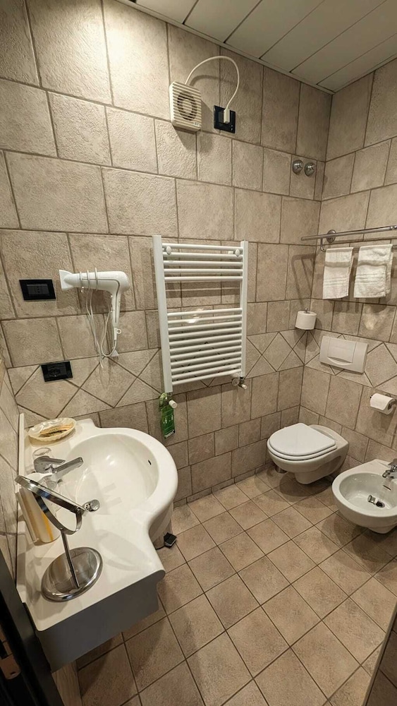Yachting Hotel Mistral — Hotel rooms in Sirmione, Lombardy