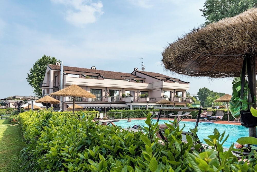 Yachting Hotel Mistral — Swimming pool in Sirmione, Lombardy