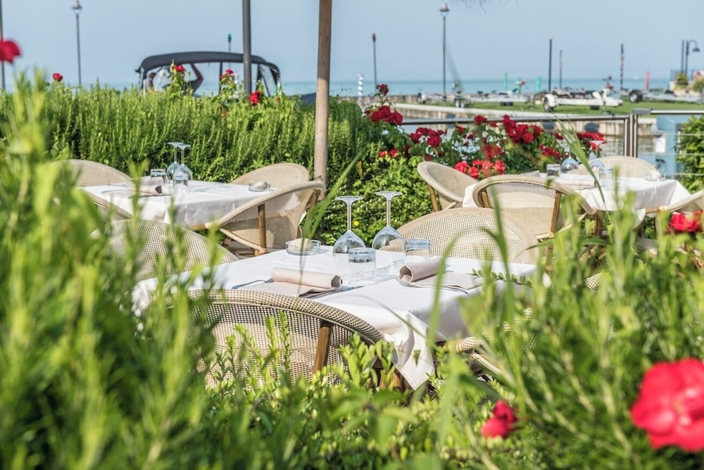 Yachting Hotel Mistral — Restaurant & bars in Sirmione, Lombardy