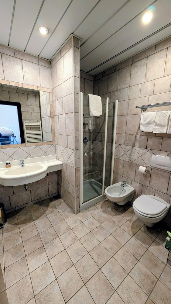 Yachting Hotel Mistral — Hotel rooms in Sirmione, Lombardy