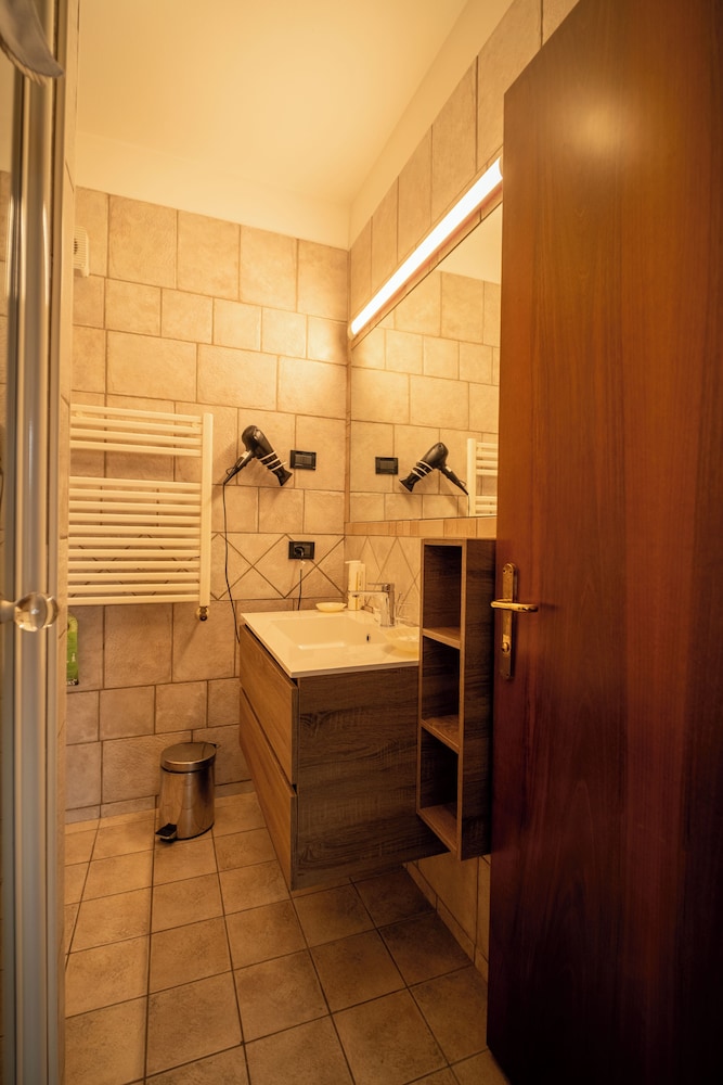 Yachting Hotel Mistral — Hotel rooms in Sirmione, Lombardy