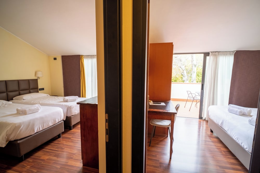 Yachting Hotel Mistral — Hotel rooms in Sirmione, Lombardy
