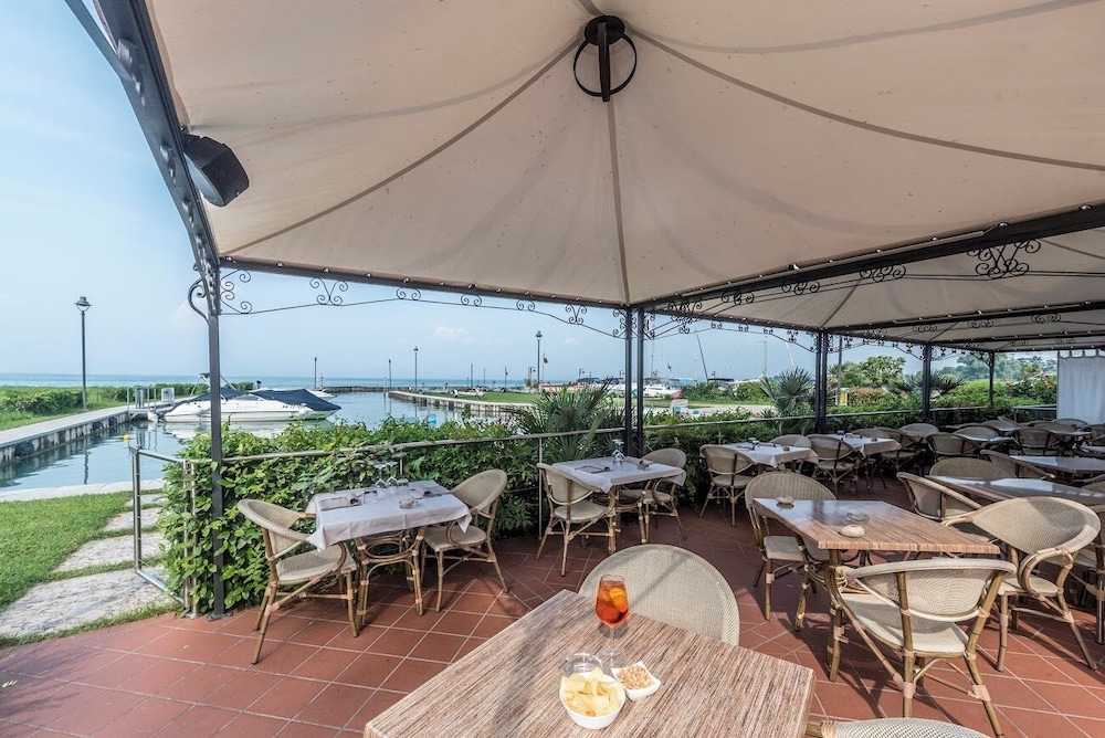Yachting Hotel Mistral — Restaurant & bars in Sirmione, Lombardy