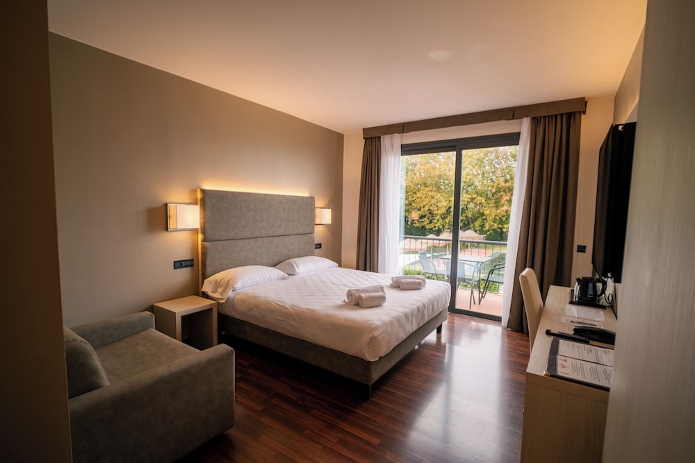 Yachting Hotel Mistral — Hotel rooms in Sirmione, Lombardy