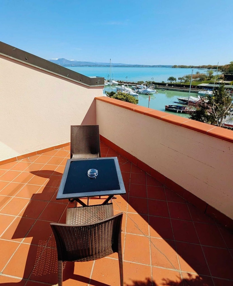Yachting Hotel Mistral — Hotel rooms in Sirmione, Lombardy