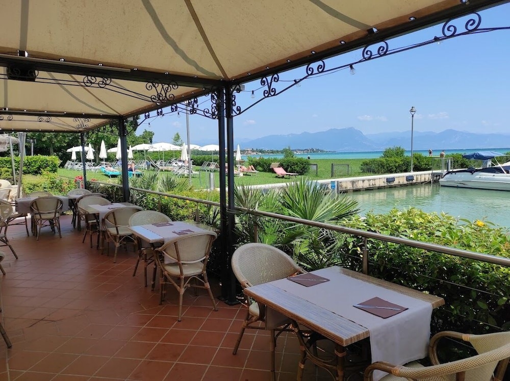 Yachting Hotel Mistral — Restaurant & bars in Sirmione, Lombardy