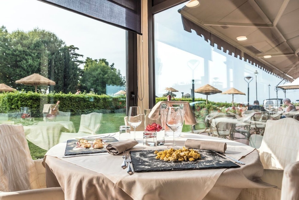 Yachting Hotel Mistral — Restaurant & bars in Sirmione, Lombardy