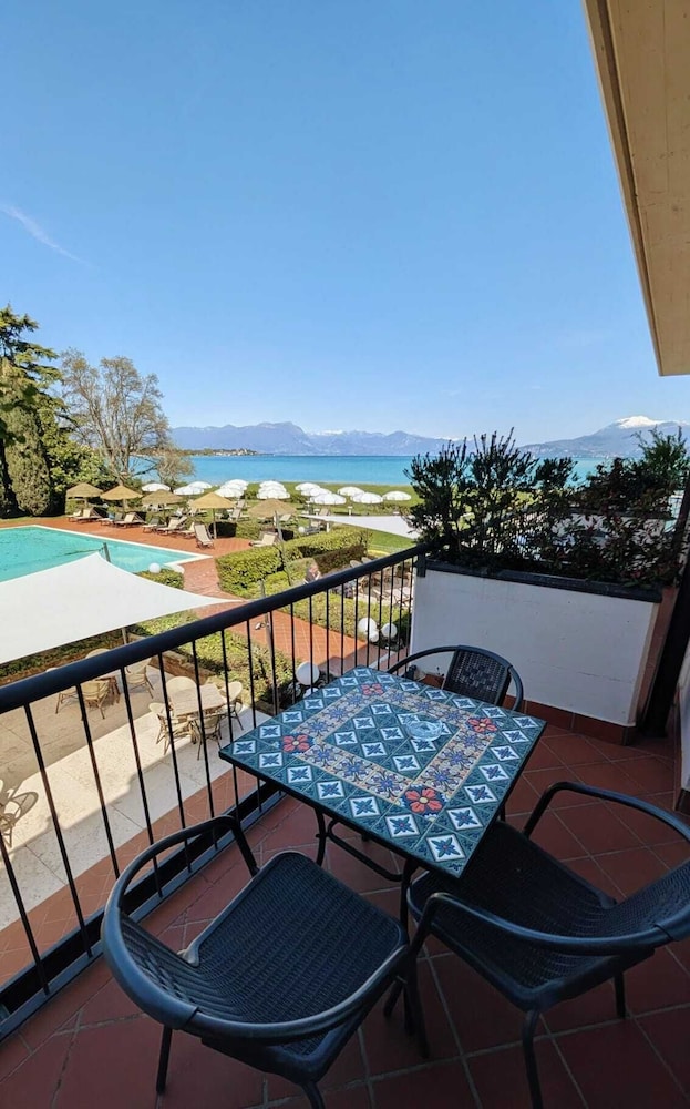 Yachting Hotel Mistral — Swimming pool in Sirmione, Lombardy