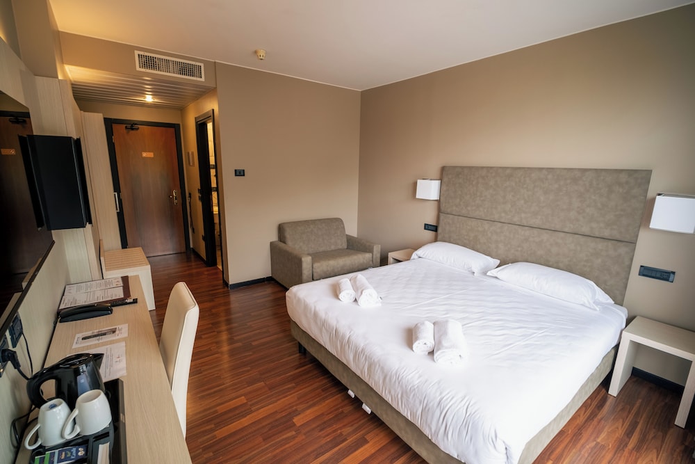 Yachting Hotel Mistral — Hotel rooms in Sirmione, Lombardy