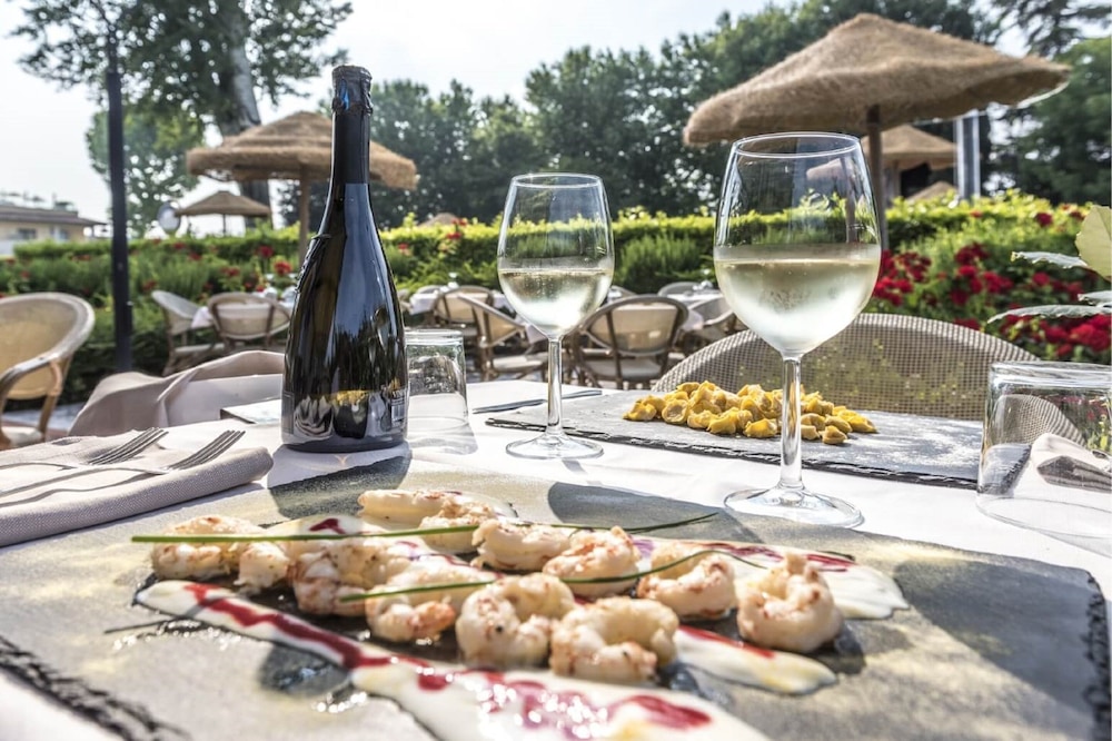 Yachting Hotel Mistral — Restaurant & bars in Sirmione, Lombardy