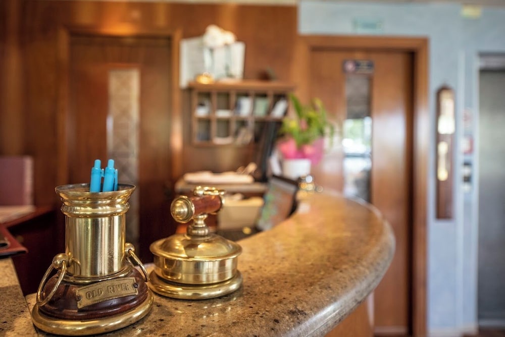 Yachting Hotel Mistral — Hotel building in Sirmione, Lombardy