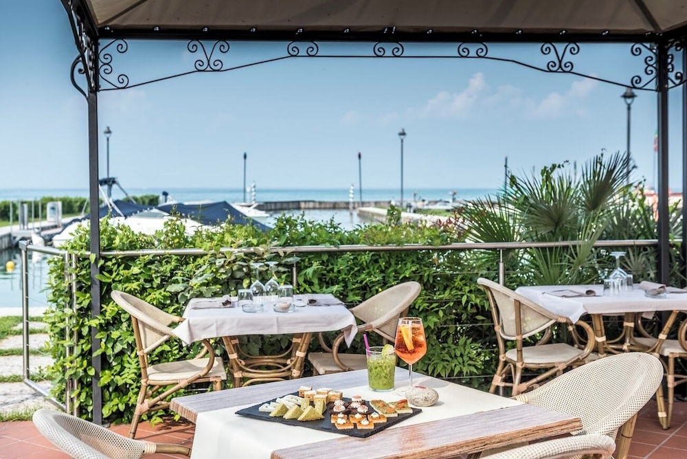 Yachting Hotel Mistral — Restaurant & bars in Sirmione, Lombardy