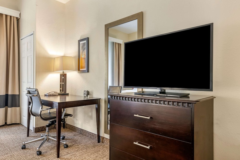 Comfort Suites Maingate East — Hotel rooms in Kissimmee, Florida