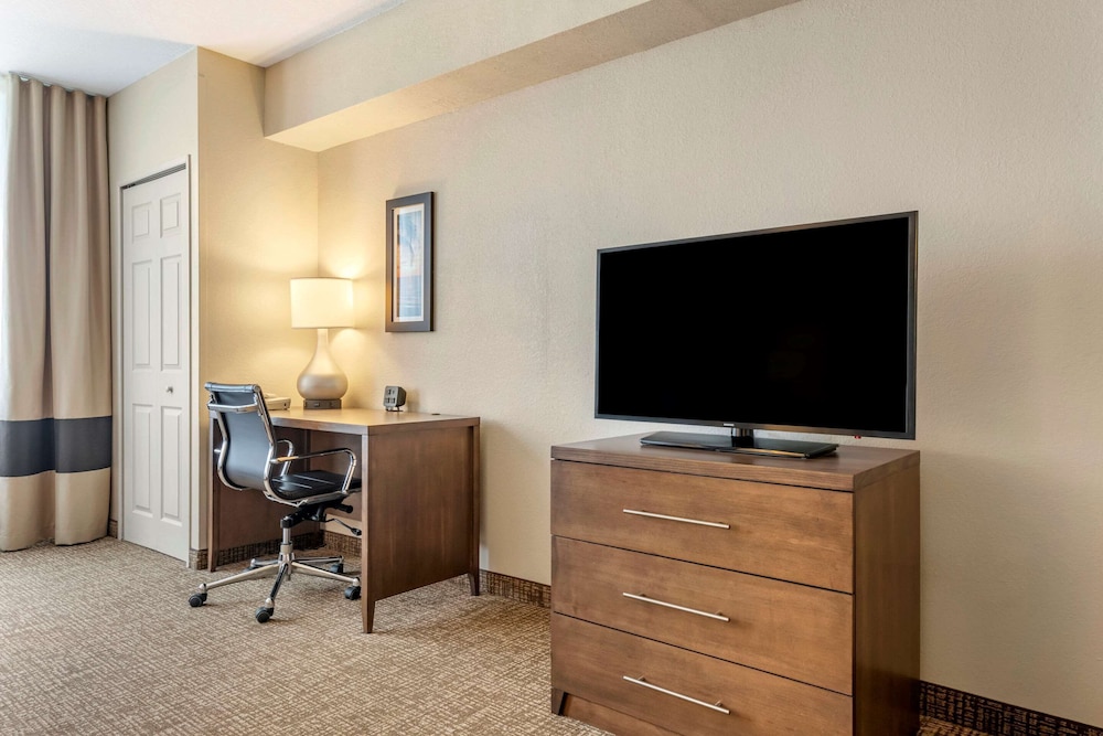 Comfort Suites Maingate East — Hotel rooms in Kissimmee, Florida