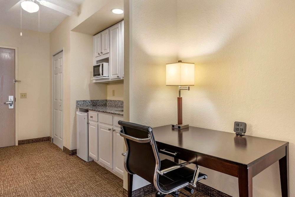 Comfort Suites Maingate East — Hotel rooms in Kissimmee, Florida