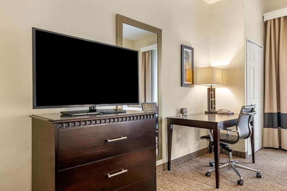 Comfort Suites Maingate East — Hotel rooms in Kissimmee, Florida