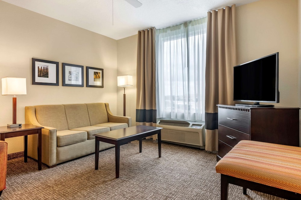 Comfort Suites Maingate East — Hotel rooms in Kissimmee, Florida
