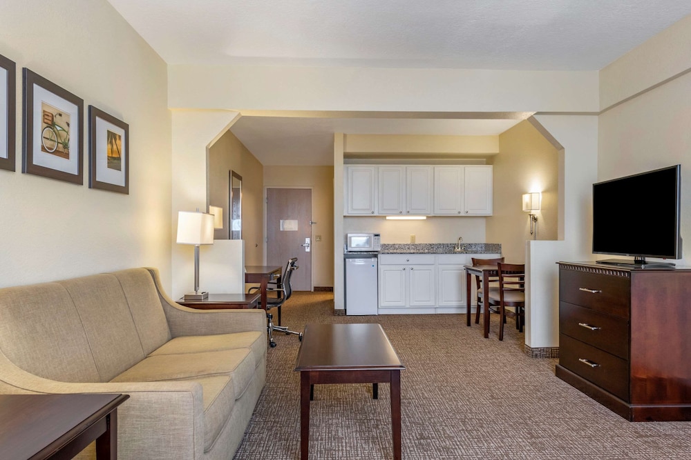 Comfort Suites Maingate East — Hotel rooms in Kissimmee, Florida