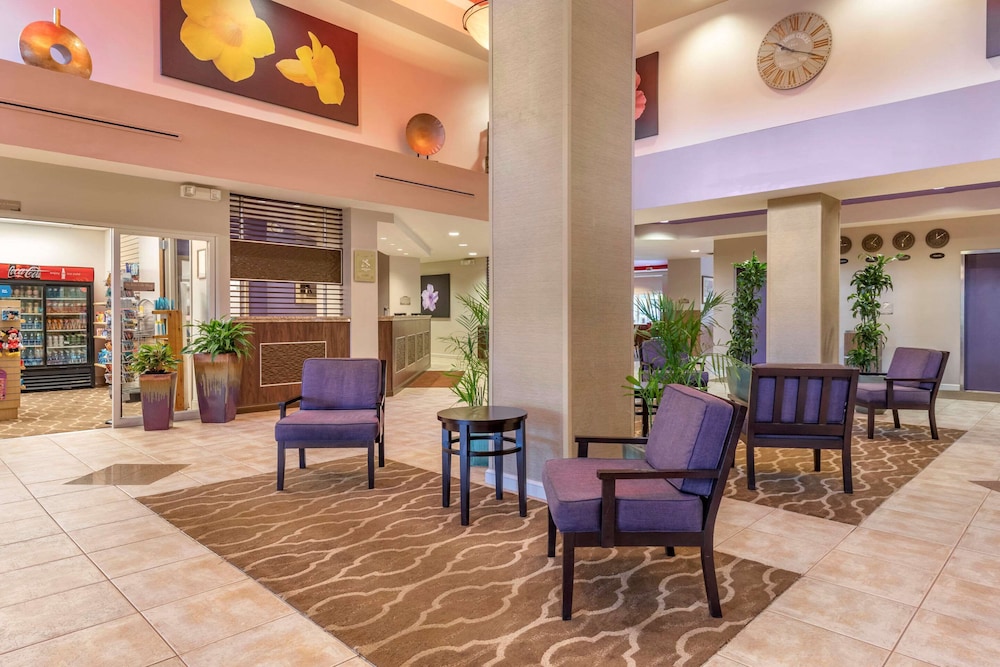 Comfort Suites Maingate East — Hotel building in Kissimmee, Florida