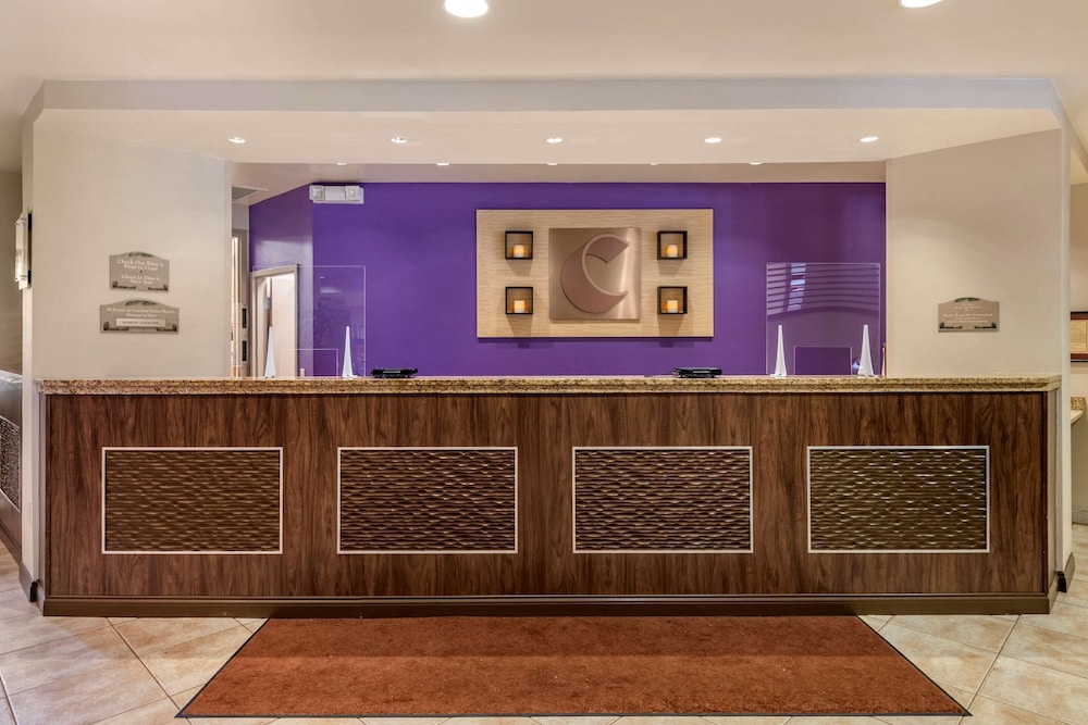 Comfort Suites Maingate East — Hotel building in Kissimmee, Florida