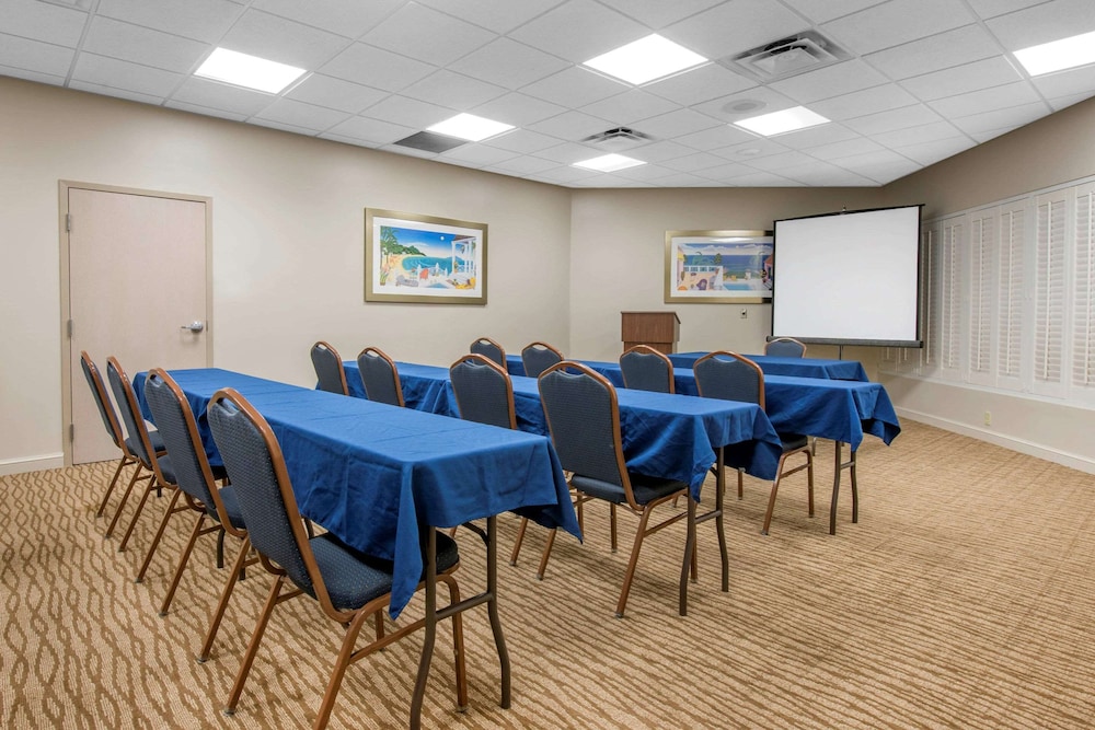 Comfort Suites Maingate East — Hotel building in Kissimmee, Florida