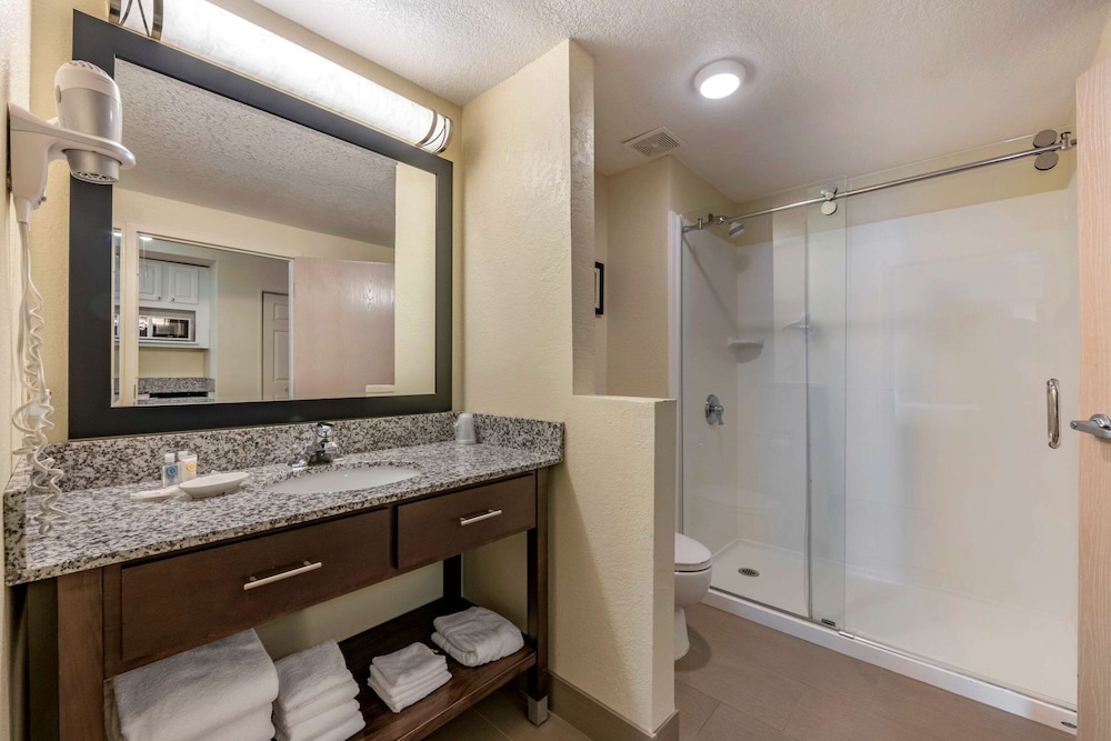 Comfort Suites Maingate East — Hotel rooms in Kissimmee, Florida