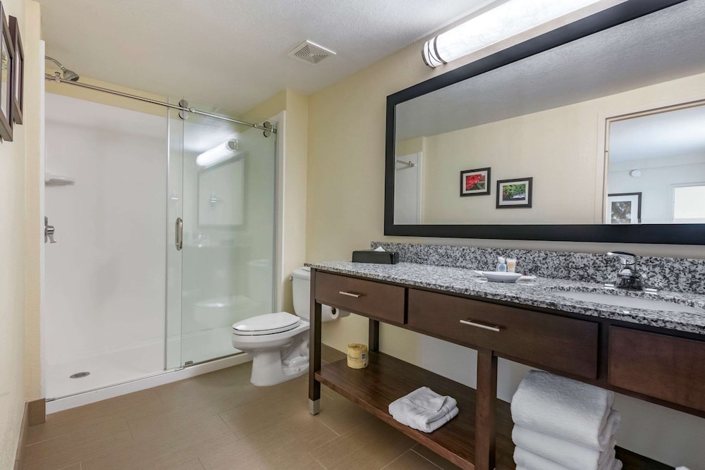 Comfort Suites Maingate East — Hotel rooms in Kissimmee, Florida