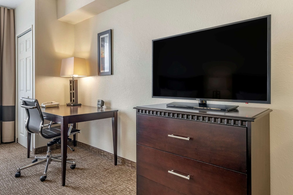 Comfort Suites Maingate East — Hotel rooms in Kissimmee, Florida