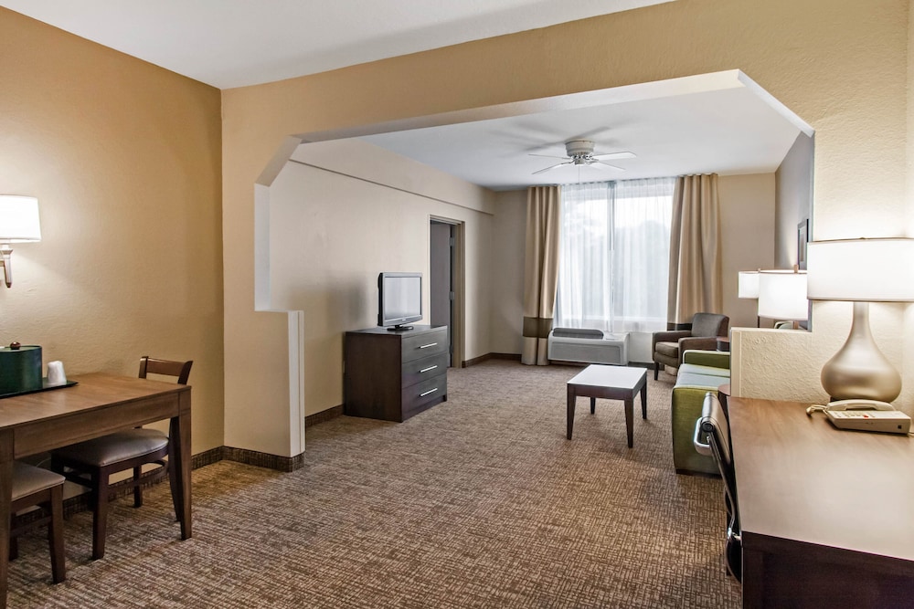 Comfort Suites Maingate East — Hotel rooms in Kissimmee, Florida