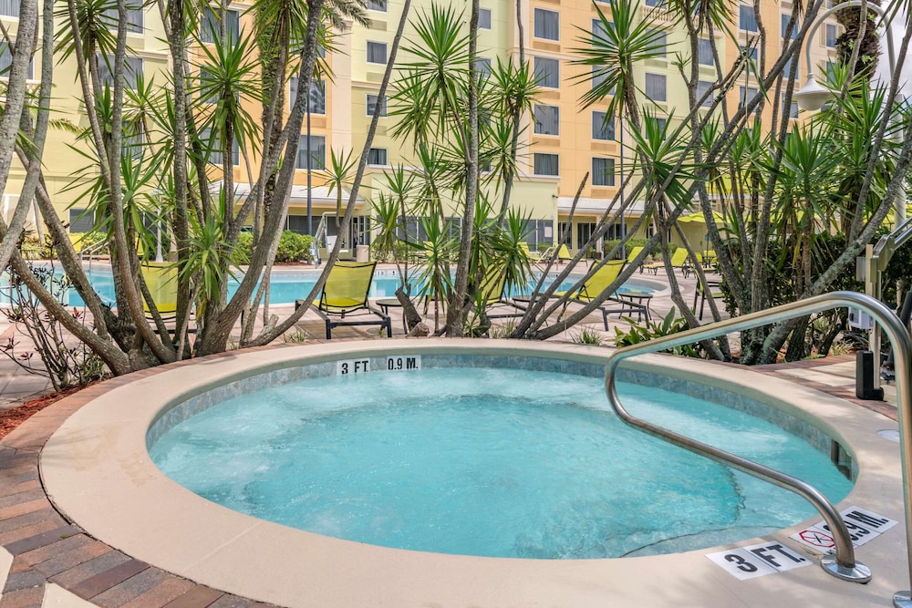Comfort Suites Maingate East — Swimming pool in Kissimmee, Florida