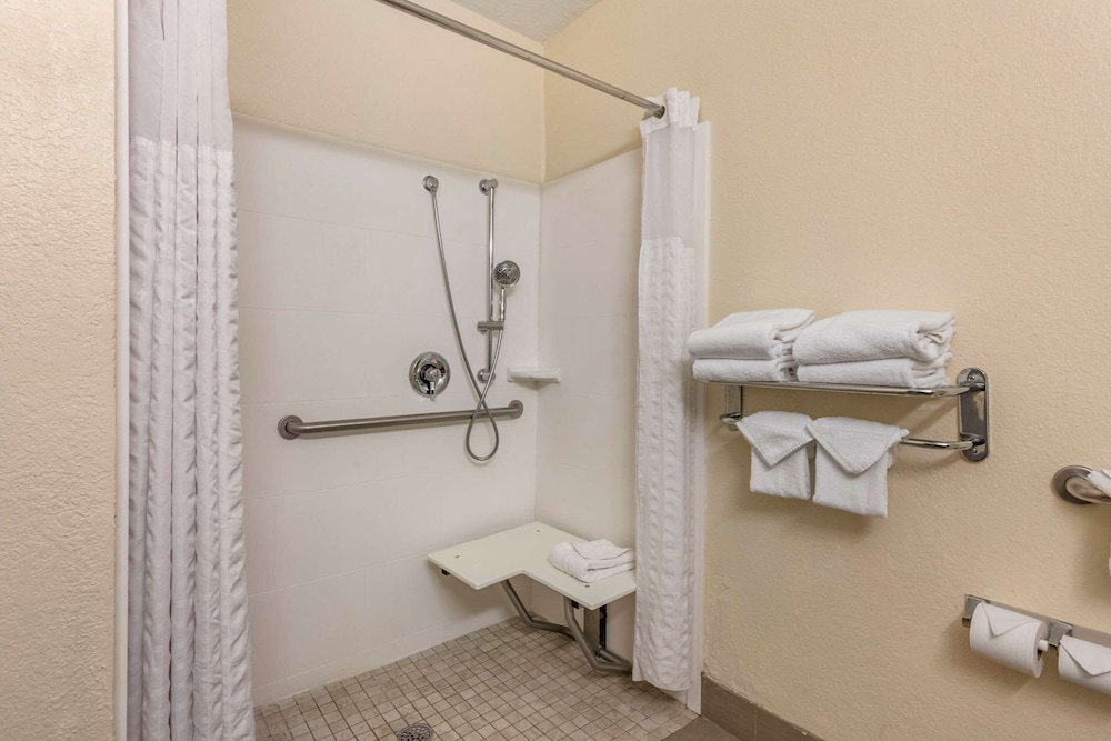 Comfort Suites Maingate East — Hotel rooms in Kissimmee, Florida