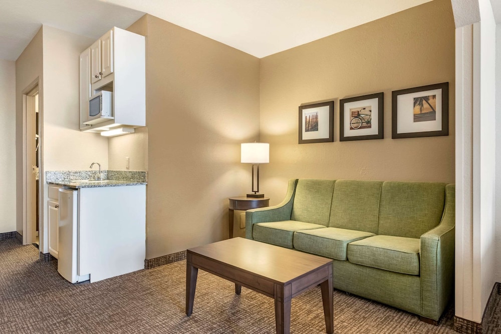 Comfort Suites Maingate East — Hotel rooms in Kissimmee, Florida