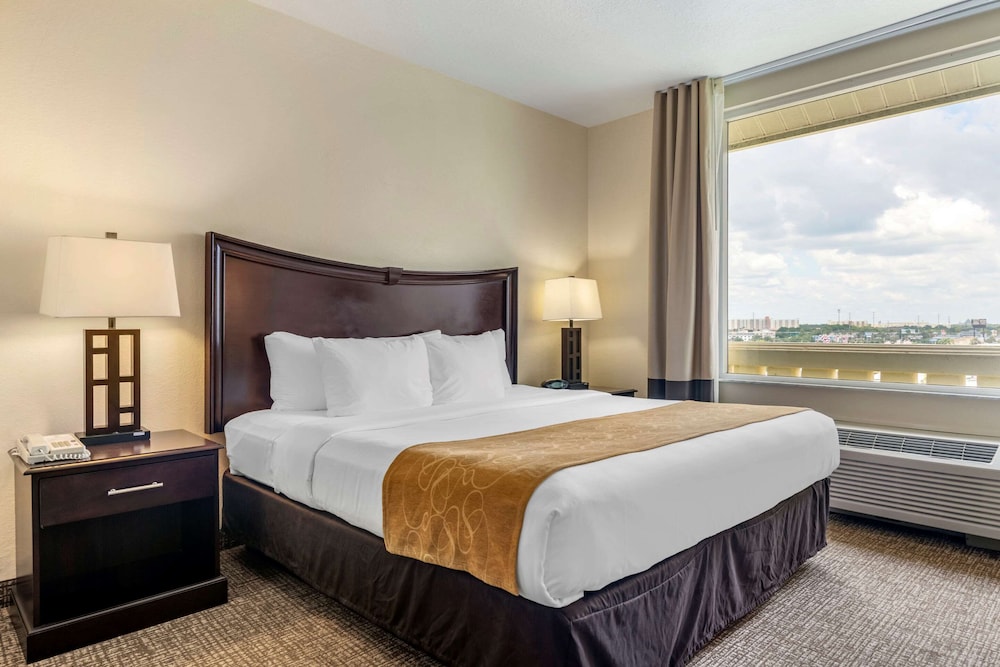 Comfort Suites Maingate East — Hotel rooms in Kissimmee, Florida